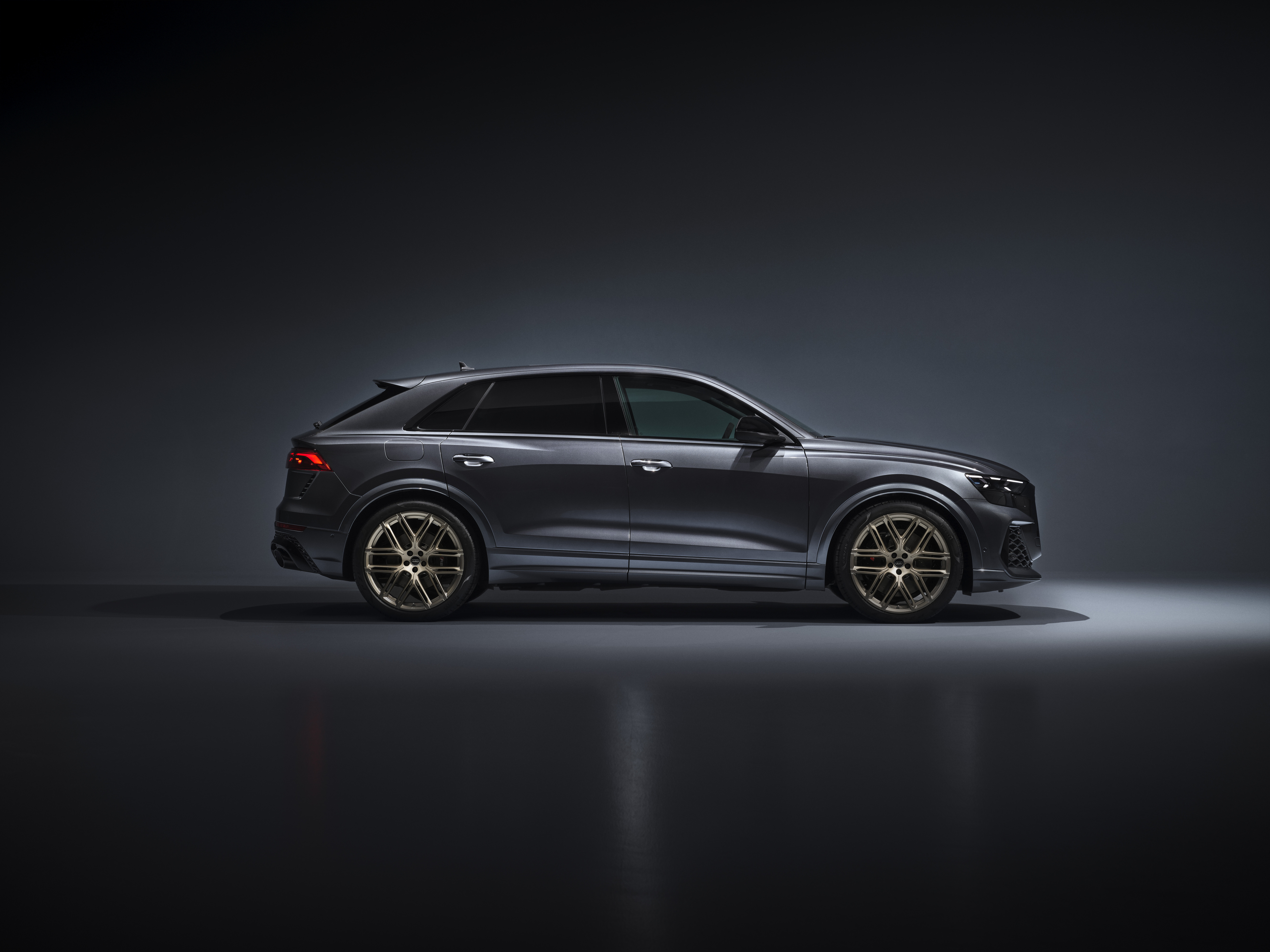 Audi RS Q8 de luxe sur fond sombre et élégant